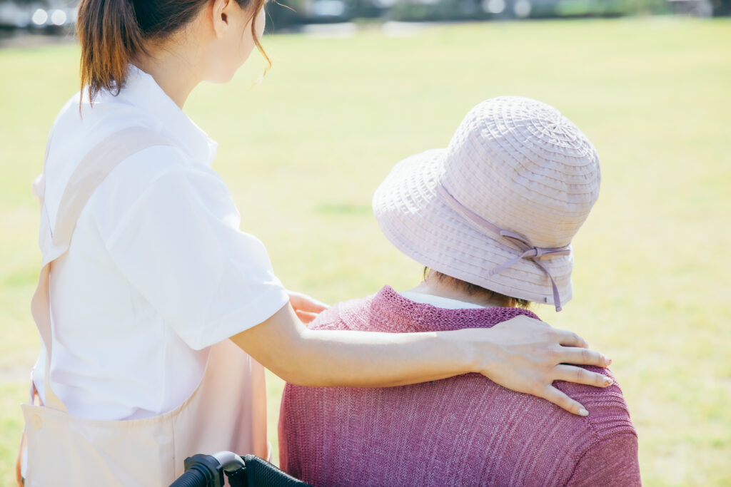 介護者の方を支える介護士の画像